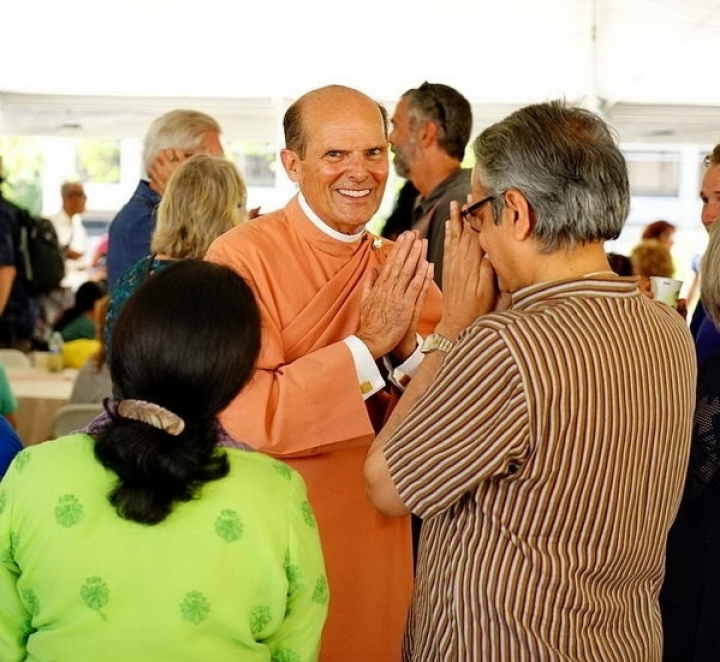 Ep C Brother Keshavananda And Devotees Exchange Pranams 014 C C 1815 Ad 4173 Exp