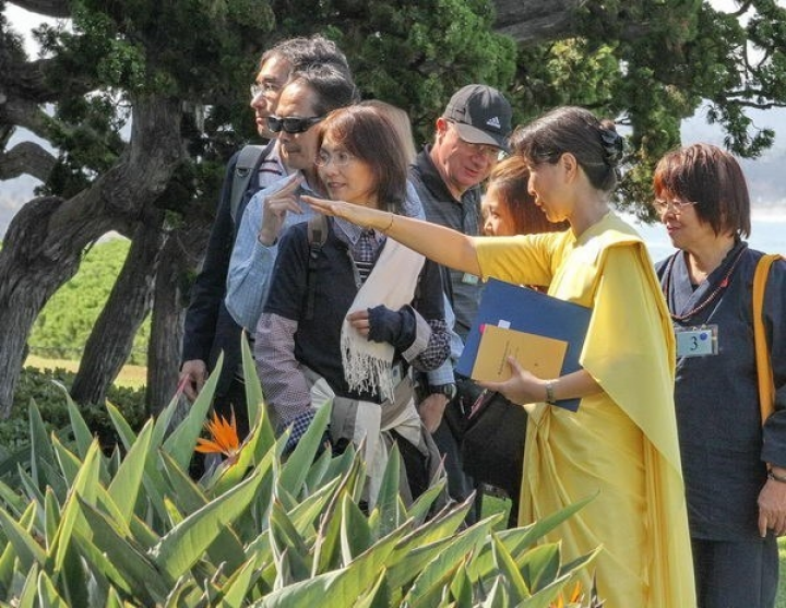 Ep C Brahmacharini Kazumi Leads Japanese Speaking Members On A Tour Of The Meditation Gardens 089 C 1818 Bf 1847 Exp