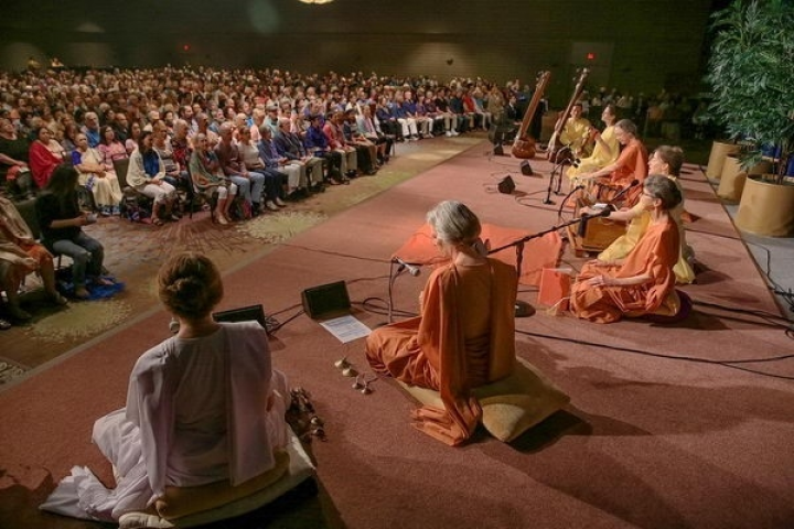 Ep C A Kirtan Led By Srf Nuns 050 C 1817 Bf 0807 Exp